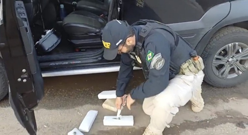 PRF apreende drogas e munições escondidas em carro na BR-262, em Rio Casca