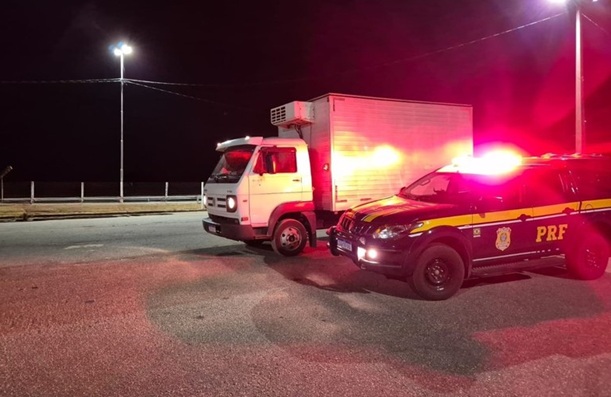 PRF frustra quadrilha de roubo de carga na BR-381 e recupera caminhão furtado