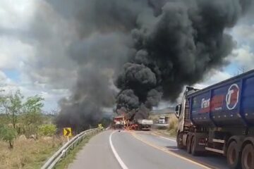 Colisão entre carretas provoca incêndio e deixa um morto na BR-354 em Formiga