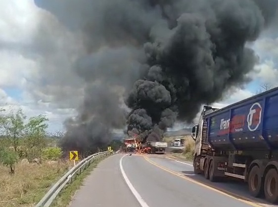 Colisão entre carretas provoca incêndio e deixa um morto na BR-354 em Formiga