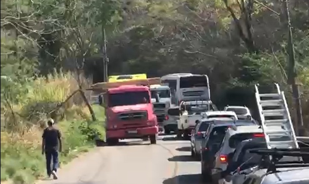Acidente trava trânsito em Ipatinga no sentido Governador Valadares