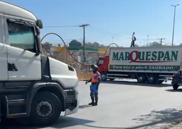 Motorista bloqueia avenida em Contagem em protesto após demissão de amigo