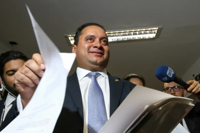 Jatinho de R$ 2,8 milhões liga senador do PDT ao Careca do INSS
