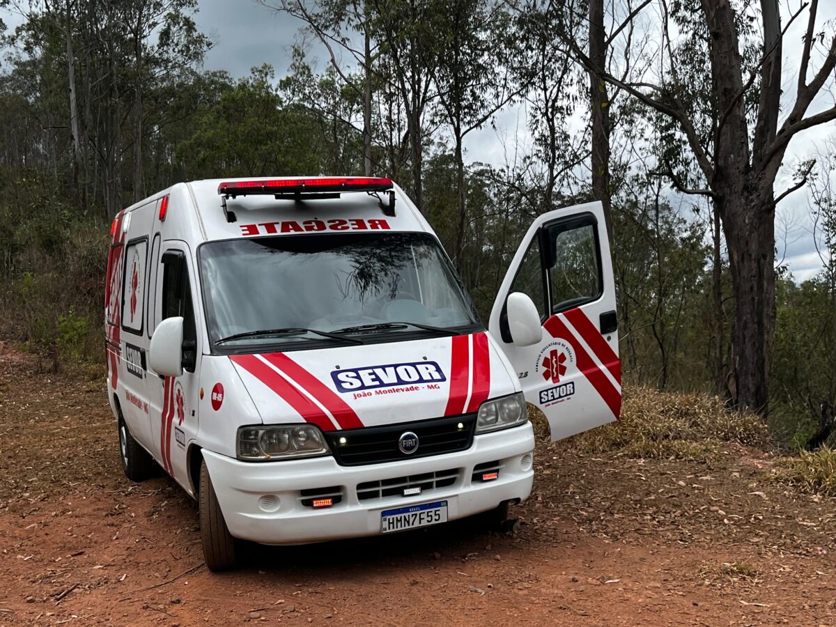 Motociclista fica ferido após pedra cair sobre sua perna na Serra do Seara, em João Monlevade