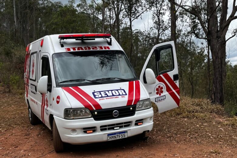 Motociclista fica ferido após pedra cair sobre sua perna na Serra do Seara, em João Monlevade