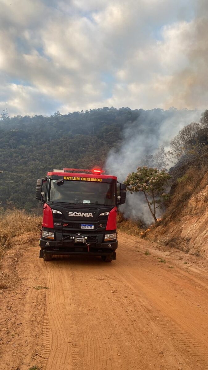 Corpo de Bombeiros controla incêndio de grande porte na Rampa de Voo Livre, em Itabira