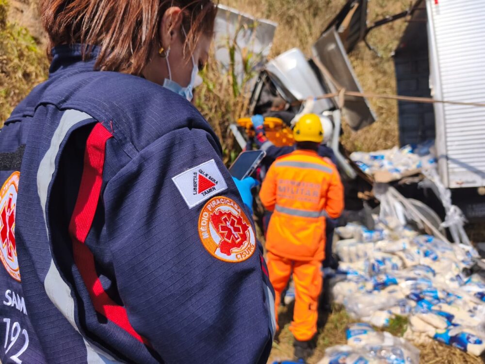 Caminhão carregado de arroz bate em barranco na MGC-120 e motorista fica preso às ferragens