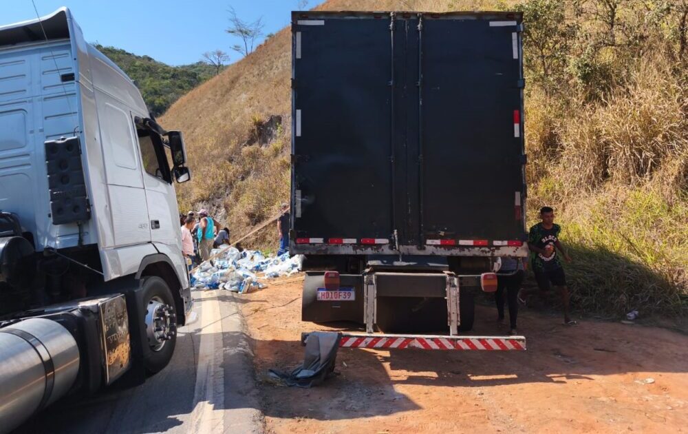 Caminhão carregado de arroz bate em barranco na MGC-120 e motorista fica preso às ferragens