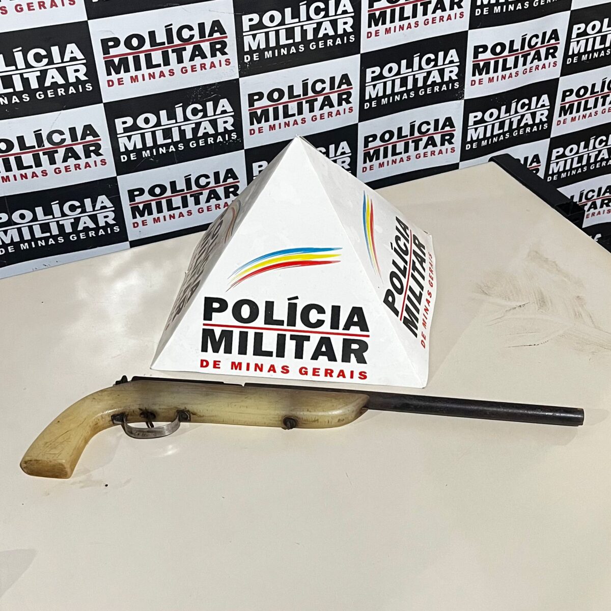 Jovem é preso em Rio Piracicaba após agredir familiares e ameaçar com arma de fogo