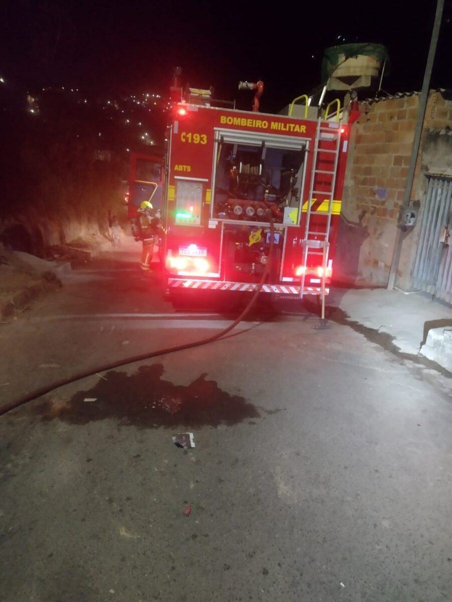 Criança brinca com isqueiro e provoca incêndio em casa na Vila Bethânia, em Itabira