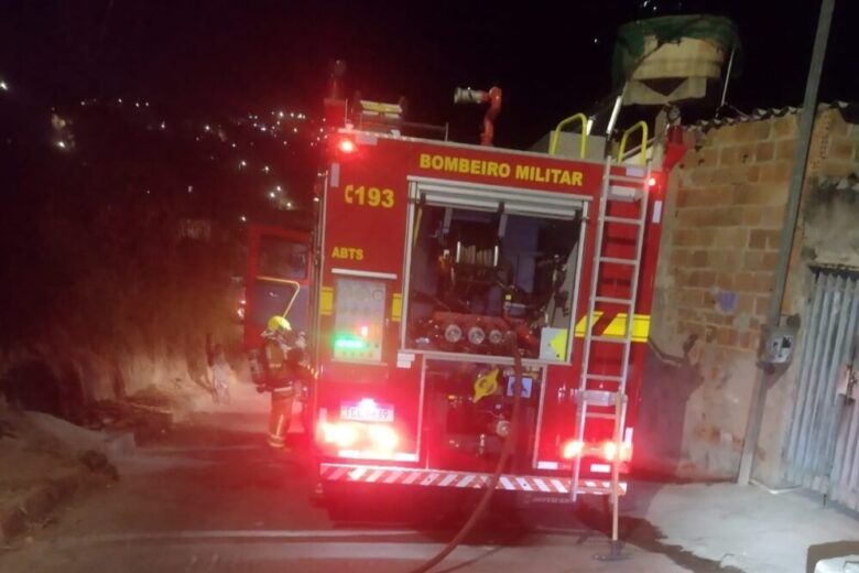 Criança brinca com isqueiro e provoca incêndio em casa na Vila Bethânia, em Itabira