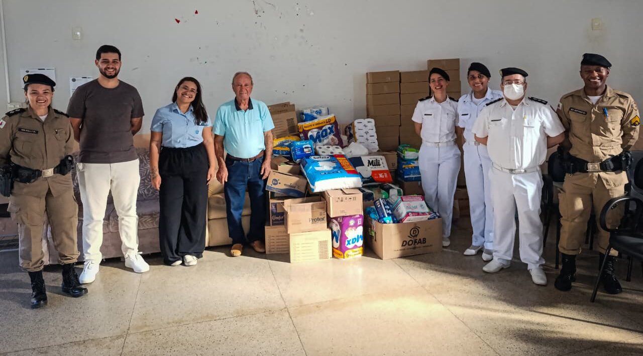 Iniciativa da PM, "Caminhos de JK" leva doações, saúde e cidadania aos idosos do Lar de Ozanam em Itabira