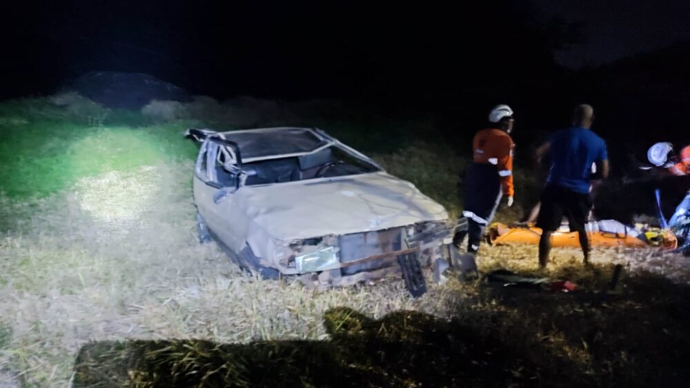 Motorista perde controle de carro e cai em ribanceira de 20 metros em João Monlevade