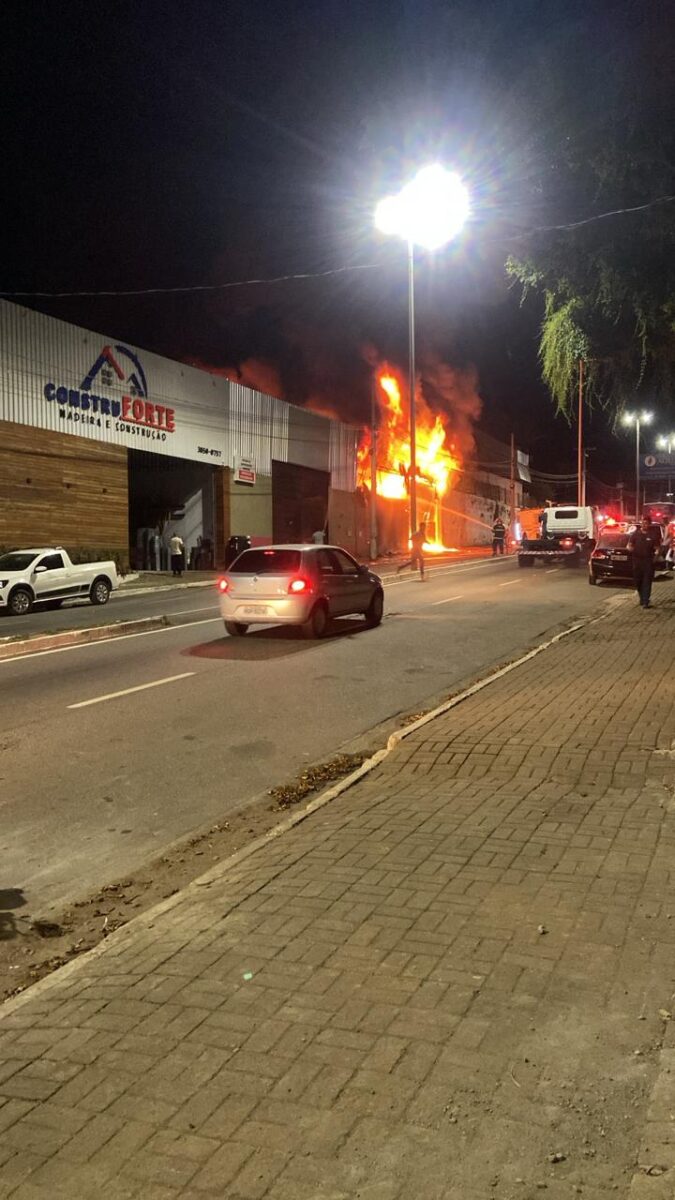 Bombeiros controlam incêndio de grandes proporções em galpão no bairro Sion, em João Monlevade
