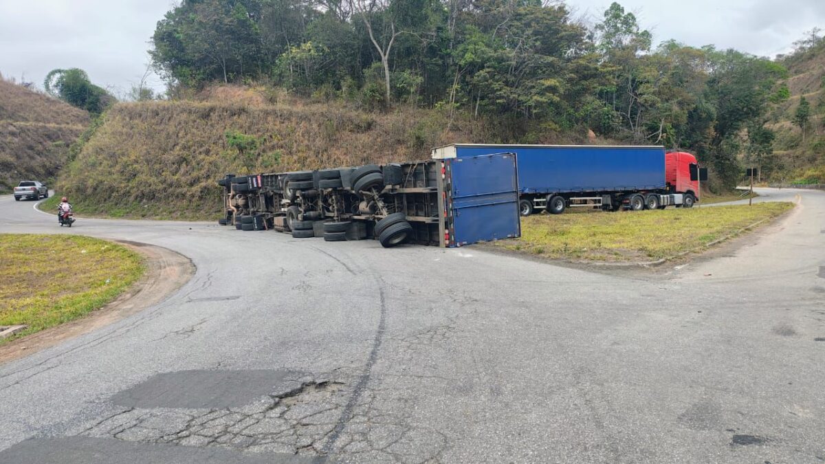 Carreta com vasilhames de cerveja tomba na MGC-120 e interdita parcialmente a rodovia entre Itabira e Nova Era