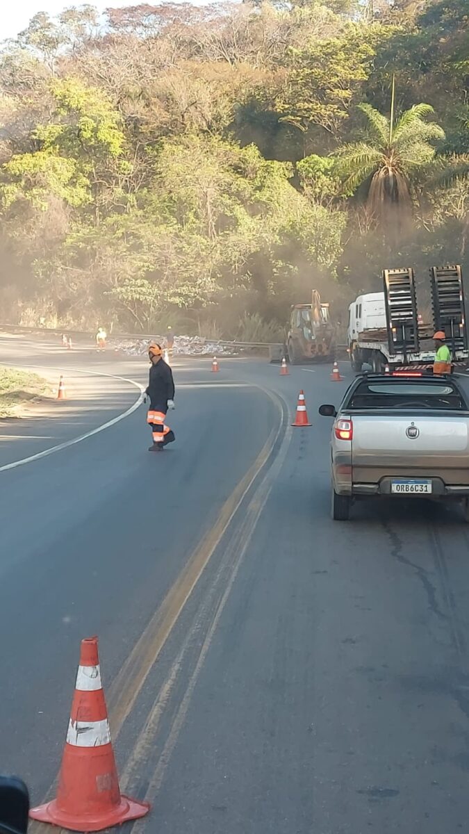 Carga de cerâmica tomba na BR-381 e causa congestionamento em Ravena