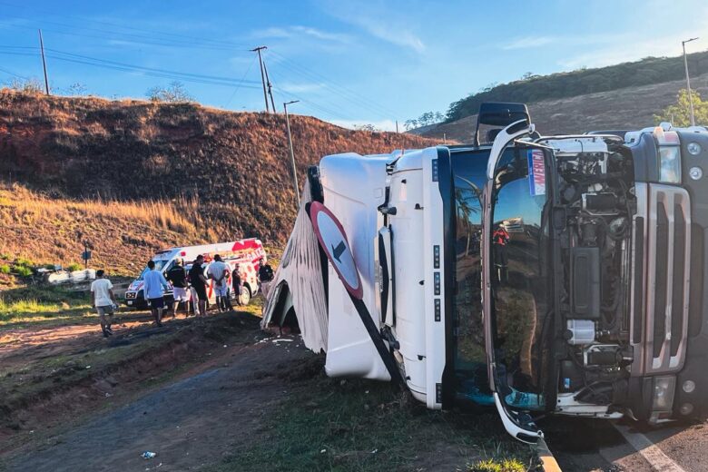 Carreta com frango tomba na BR-381 em João Monlevade