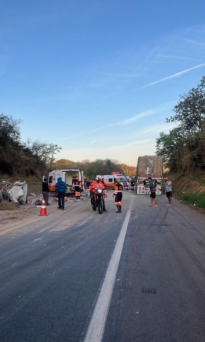 Acidente com caminhão de granito deixa motorista morto e causa 15 km de congestionamento na BR-381 em Sabará