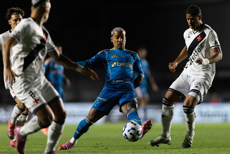 No Brasileirão do erro zero, Cruzeiro abusa das falhas e vê sonho mais distante