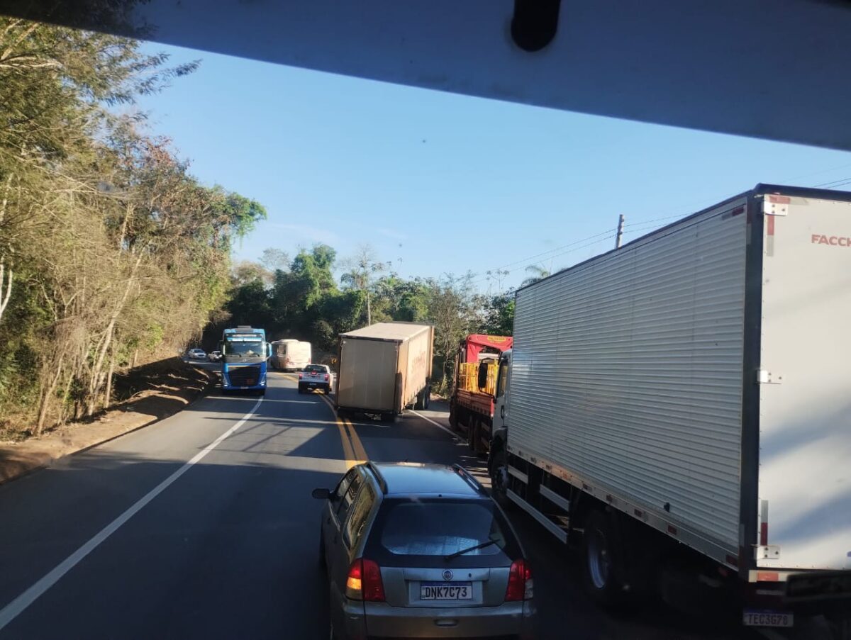 Carreta desengata, invade contramão e causa congestionamento na BR-381, em São Gonçalo do Rio Abaixo