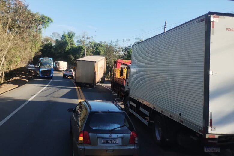 Carreta desengata, invade contramão e causa congestionamento na BR-381, em São Gonçalo do Rio Abaixo