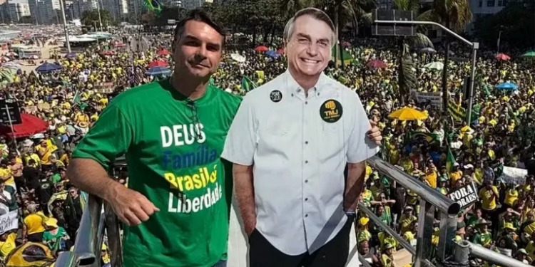 Flávio Bolsonaro promete anistia e critica STF em ato bolsonarista em Copacabana