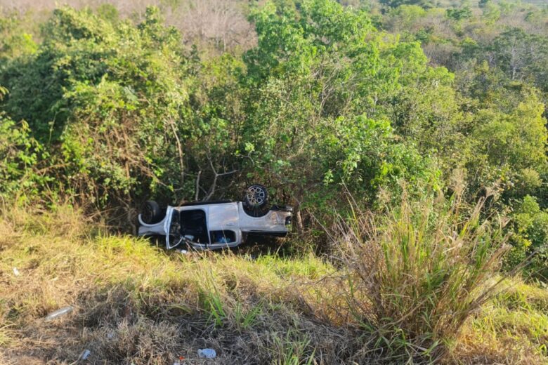 Quatro pessoas se ferem e uma morre, em colisão na BR-262, em Nova Serrana Quatro pessoas se ferem e uma morre, em colisão na BR-262, em Nova Serrana