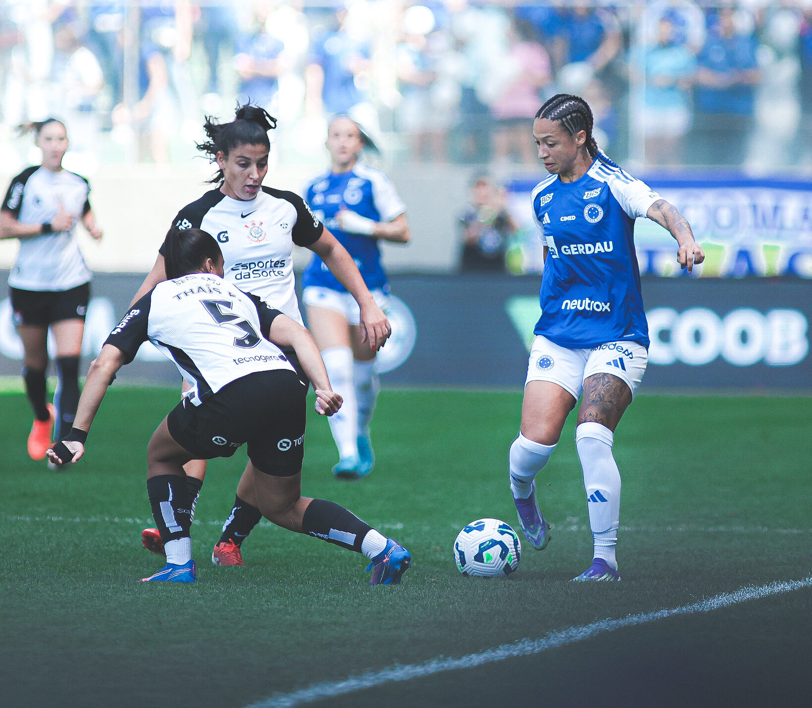 Cruzeiro e Corinthians fazem grande jogo e empatam no 1º duelo da final do Brasileirão feminino
