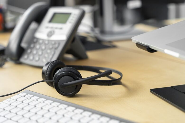 Chamada de “dublê de rico”, operadora de telemarketing será indenizada por assédio moral