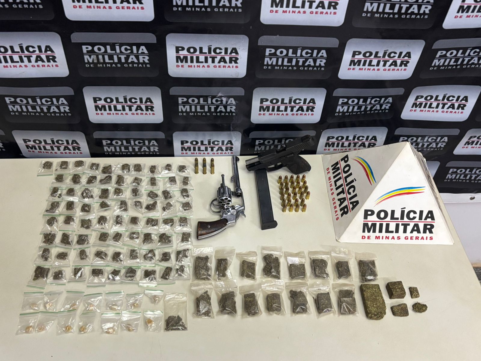 Barão de Cocais: PM apreende armas e drogas após homicídio no bairro Garcia