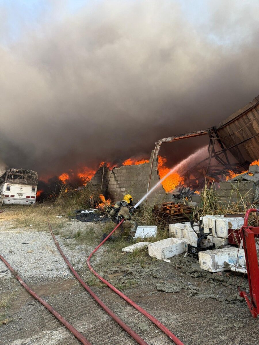 Bombeiros combatem grande incêndio em galpão de Contagem