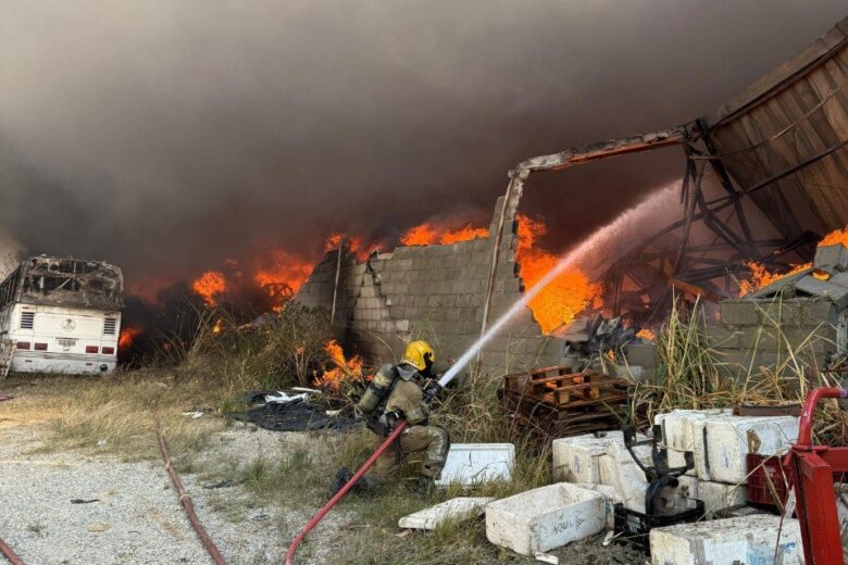 Bombeiros combatem grande incêndio em galpão de Contagem