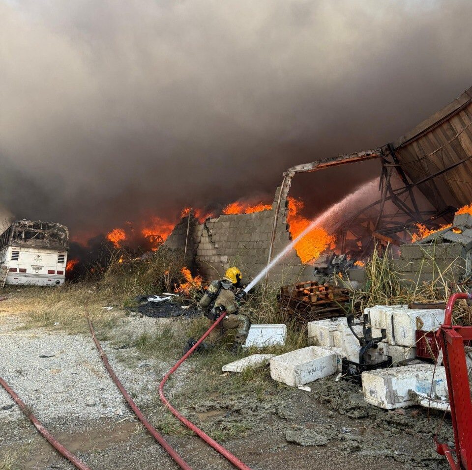 Bombeiros combatem grande incêndio em galpão de Contagem