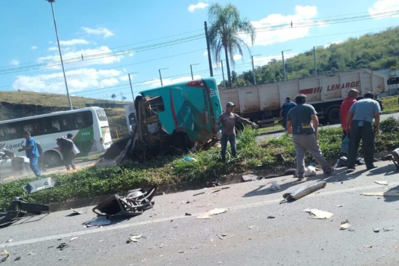 Colisão entre dois ônibus deixa quatro mortos e 31 feridos na BR-040, em Juiz de Fora
