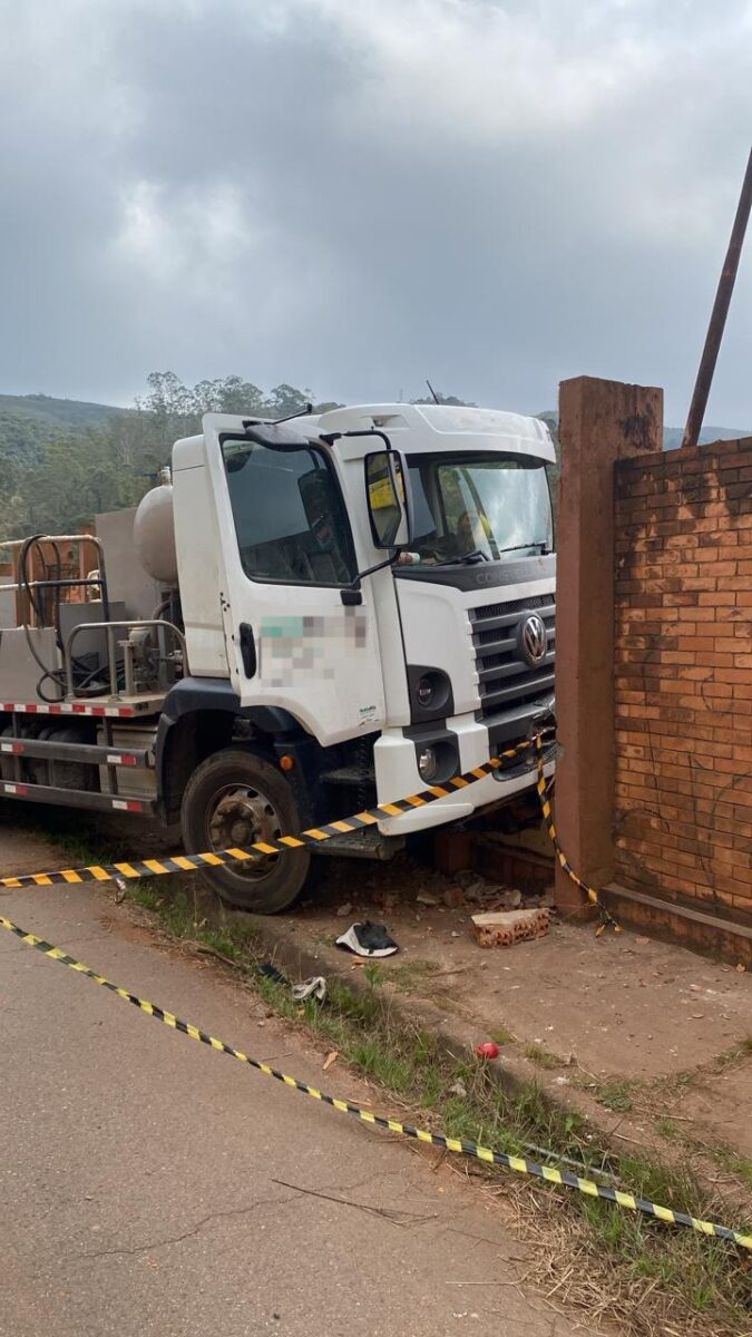 Atropelamento por caminhão deixa um morto e um ferido em Ouro Preto
