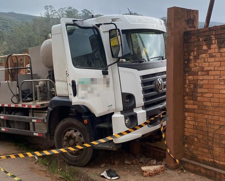 Atropelamento por caminhão deixa um morto e um ferido em Ouro Preto