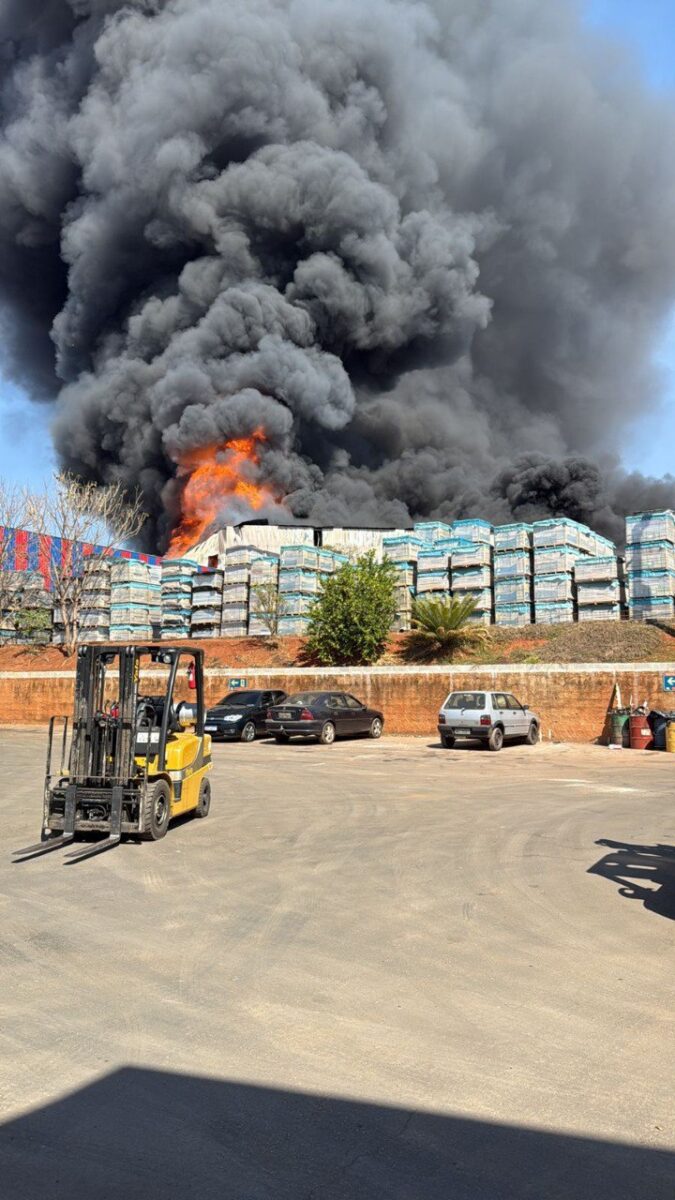 Incêndio atinge empresa às margens da BR-381 em São Joaquim de Bicas