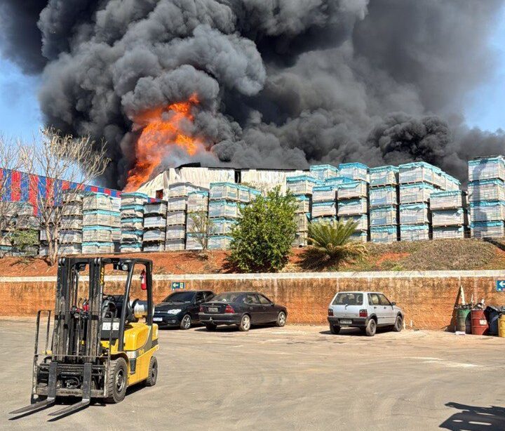 Incêndio atinge empresa às margens da BR-381 em São Joaquim de Bicas