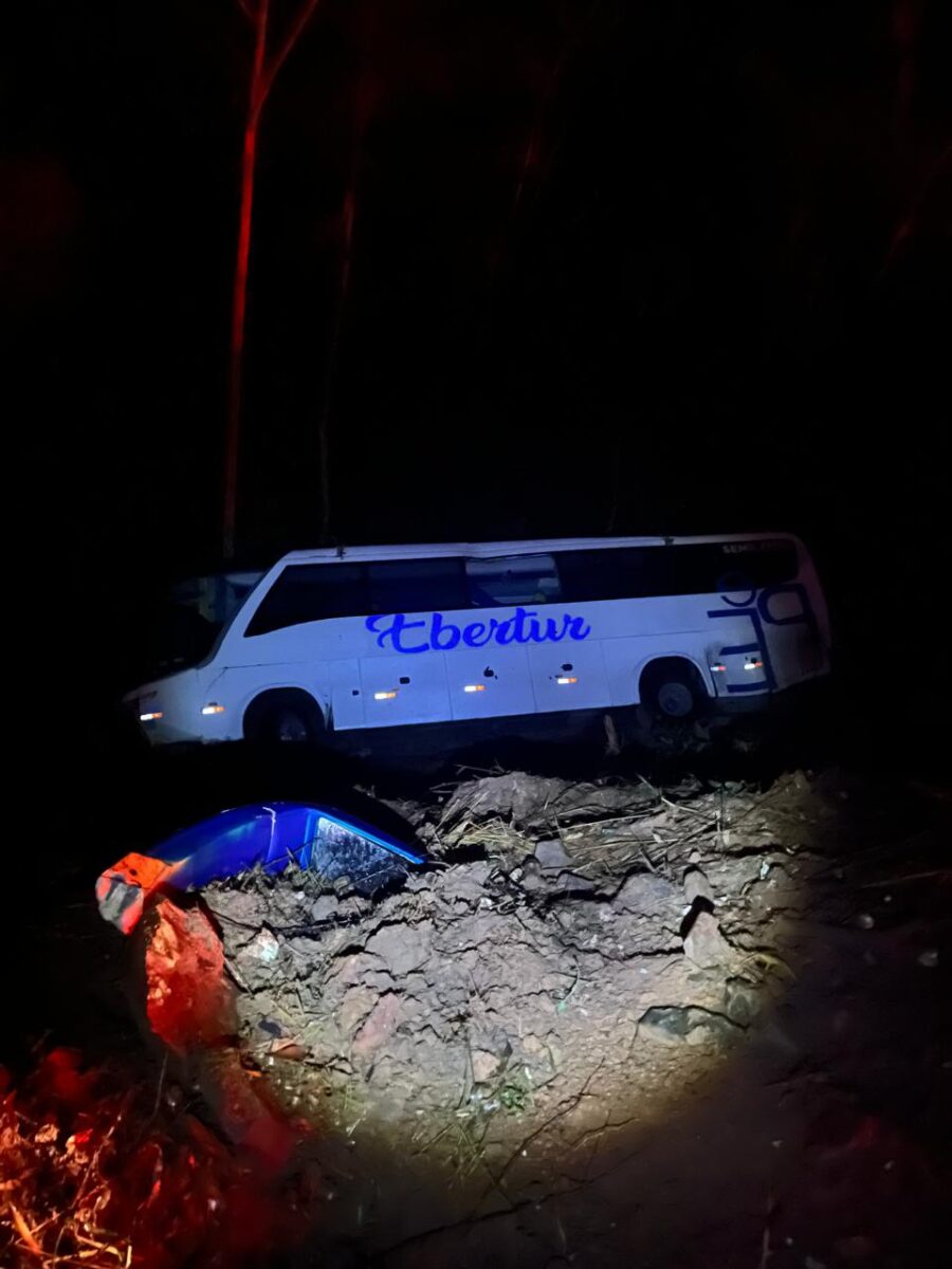 Ônibus de turismo cai em ribanceira na BR-262, em Manhuaçu, e deixa dezenas de feridos