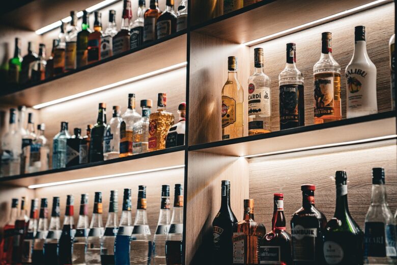 Alerta para Itabira: intoxicações por bebidas adulteradas em São Paulo reacendem temor e exigem fiscalização local