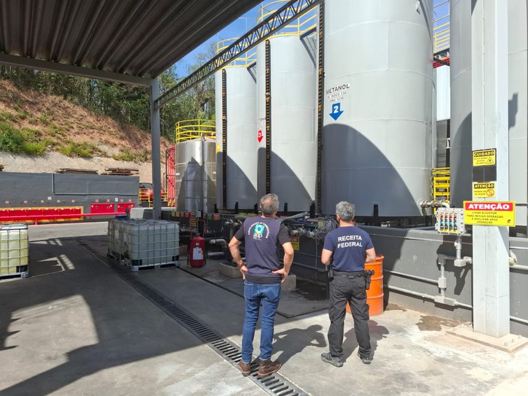 Operação da PF e ANP combate fraude de metanol em bebidas alcoólicas em cinco estados
