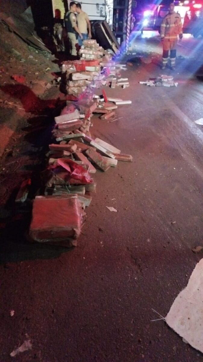 Carga de maconha se espalha pela pista após acidente entre carretas na BR-251