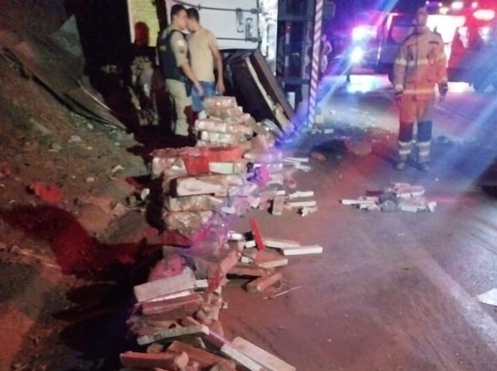Carga de maconha se espalha pela pista após acidente entre carretas na BR-251