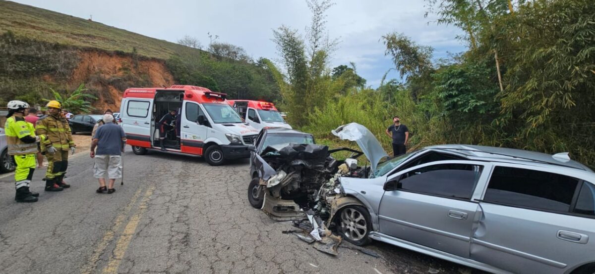 Cinco pessoas ficam feridas em colisão entre três veículos na AMG-353