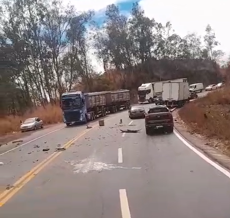Colisão entre caminhão e carro deixa feridos na BR-381, em Caeté