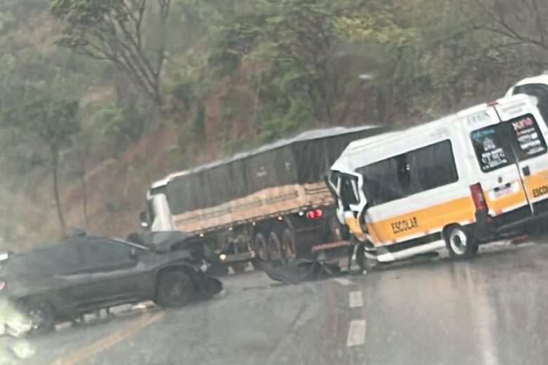 Acidente deixa quatro feridos e interdita BR-381, em Caeté