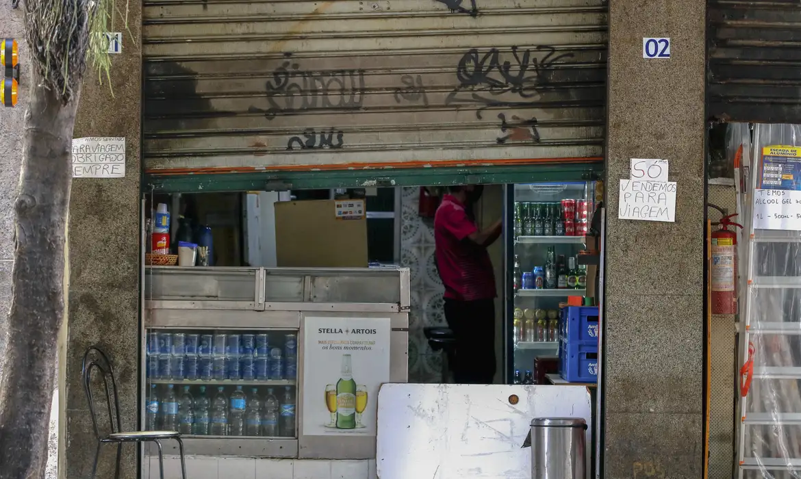 Presos por adulteração de bebidas alcoólicas utilizavam soda cáustica para reetiquetar vasilhame