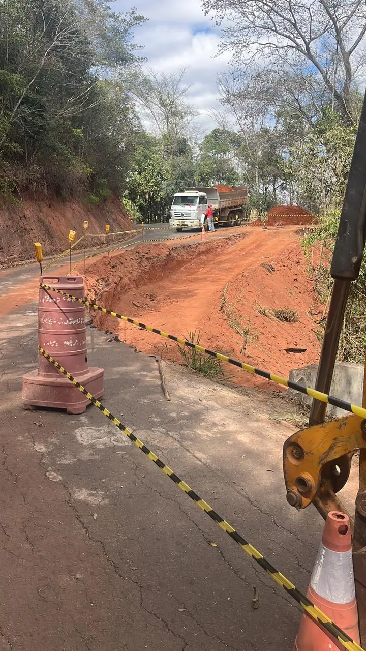 Prevenção à chuva: Prefeitura de João Monlevade executa  obras  na estrada de acesso à comunidade de Ponte Funda e no Cruzeiro Celeste