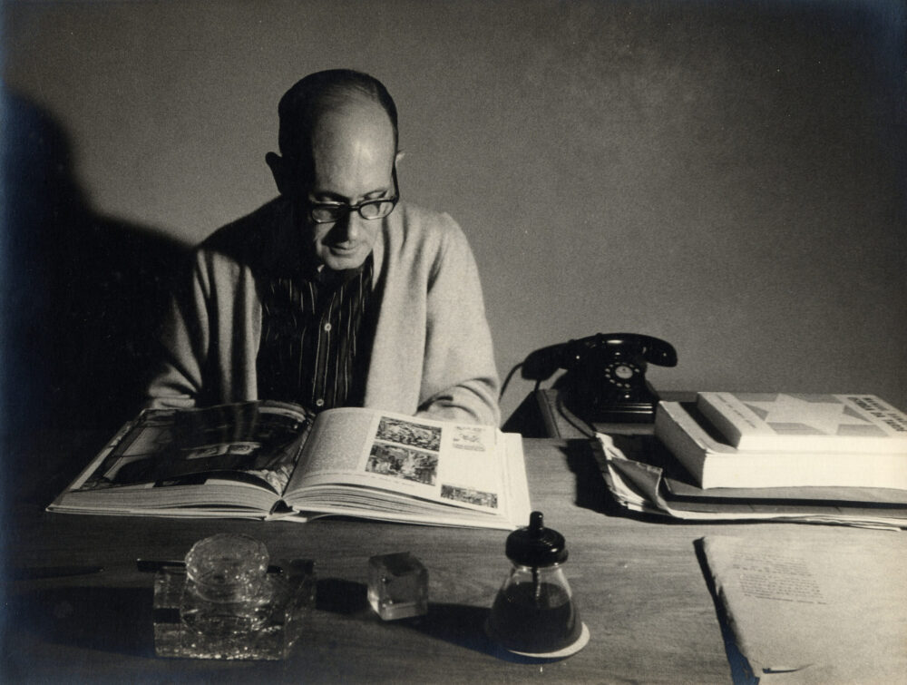 Equilibro-me entre Carlos Drummond e Bernardo Guimarães