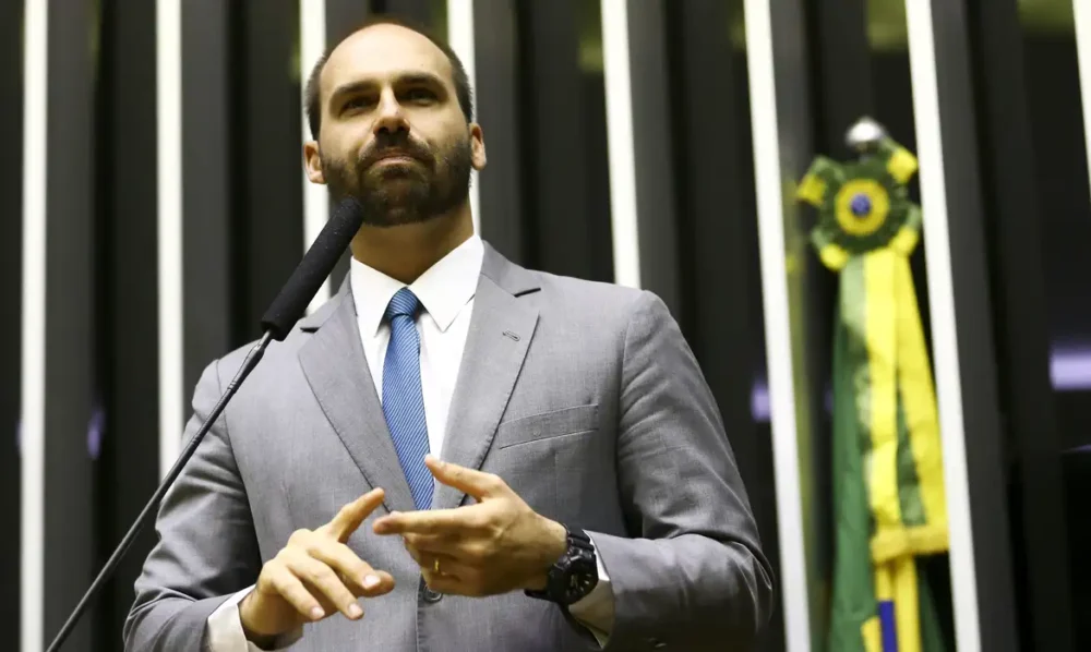 Polícia Federal determina retorno imediato de Eduardo Bolsonaro a cargo de escrivão